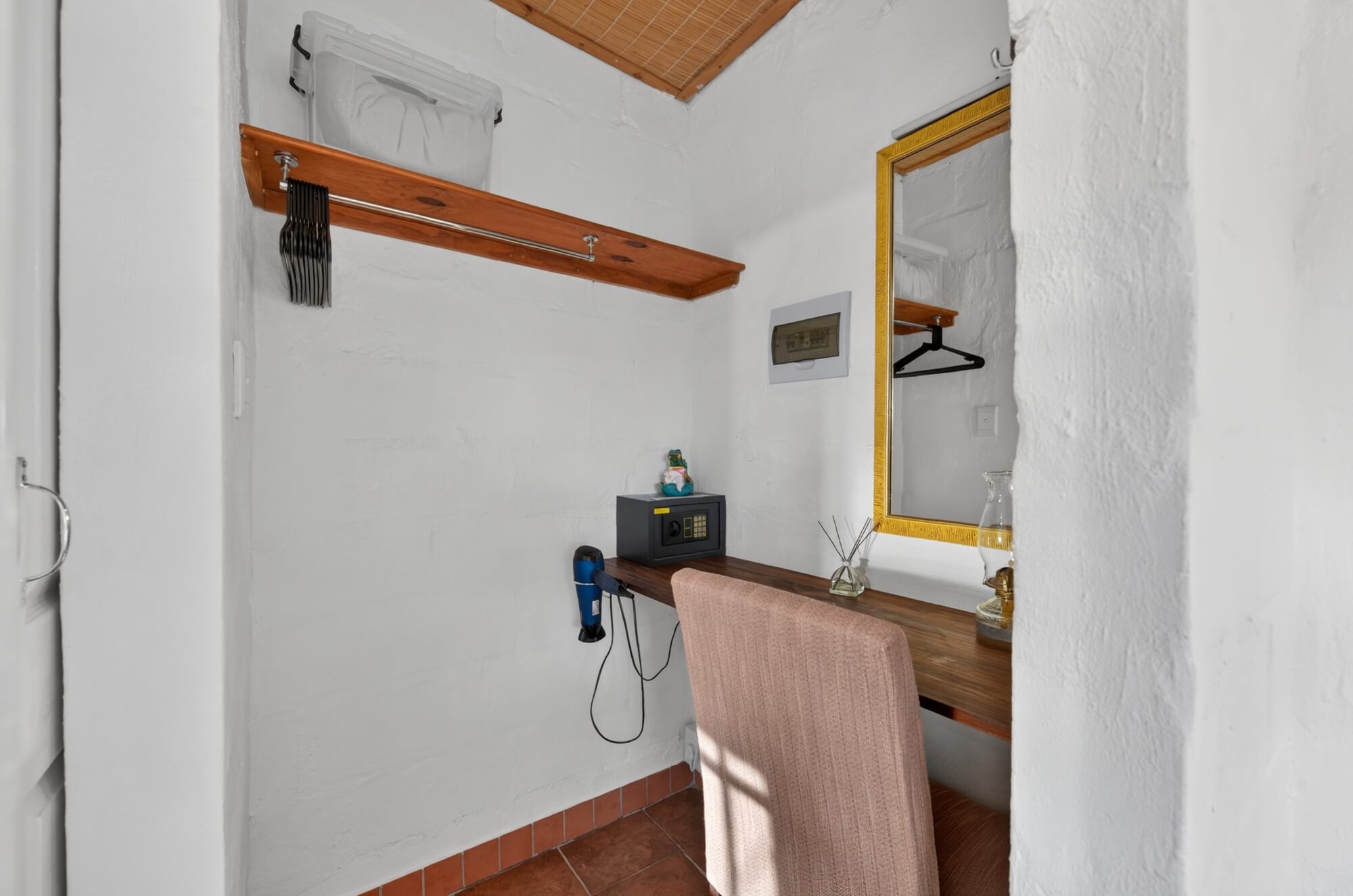 Springbok Chalet Dressing Table L